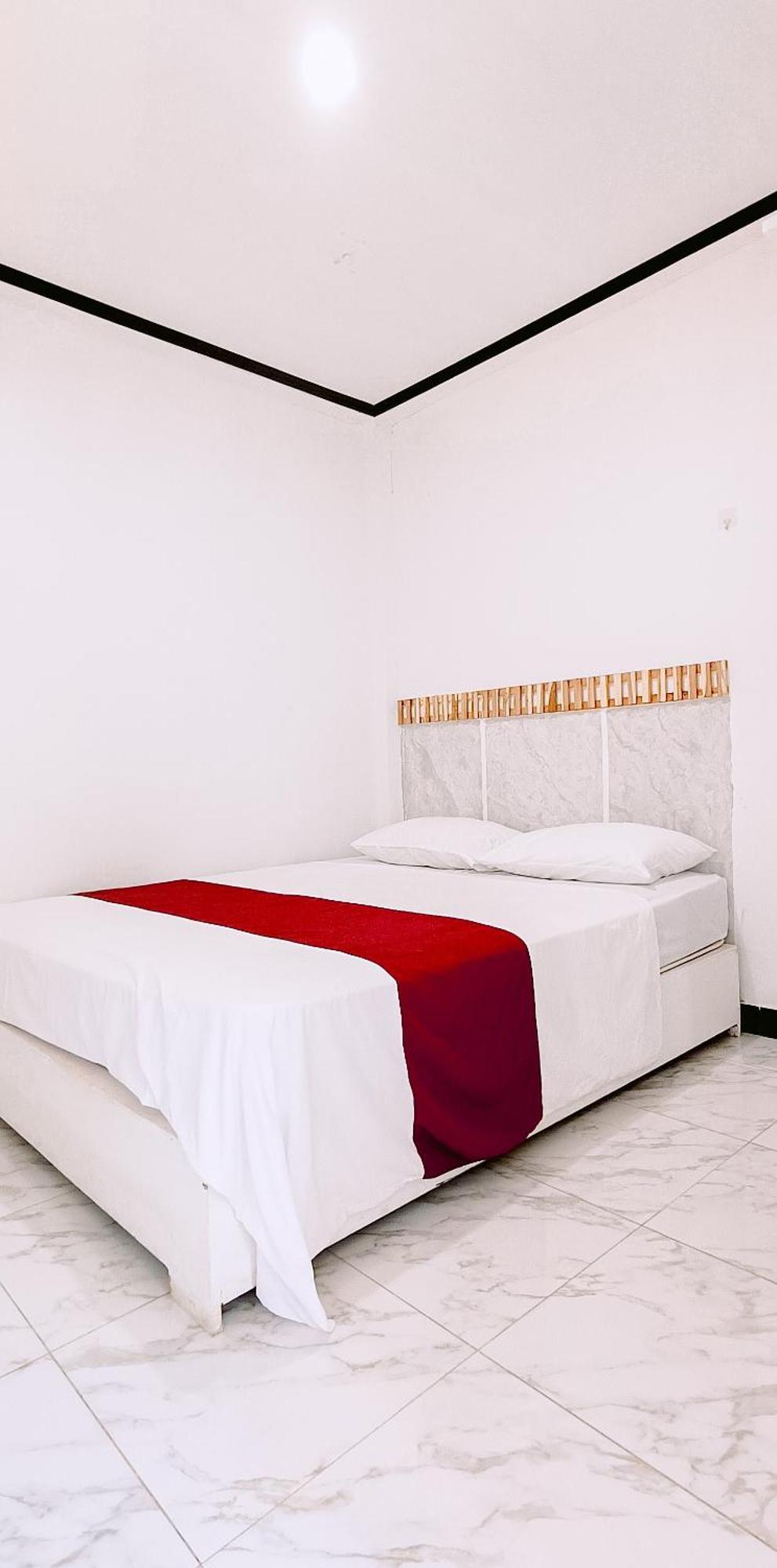 Getrudis Guesthouse Лабуан-Бахо Экстерьер фото
